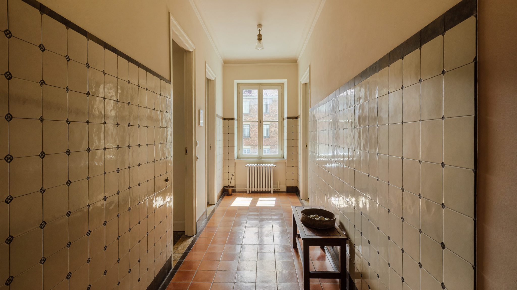 Hol de apartament curățat în cartierul Lipscani, București