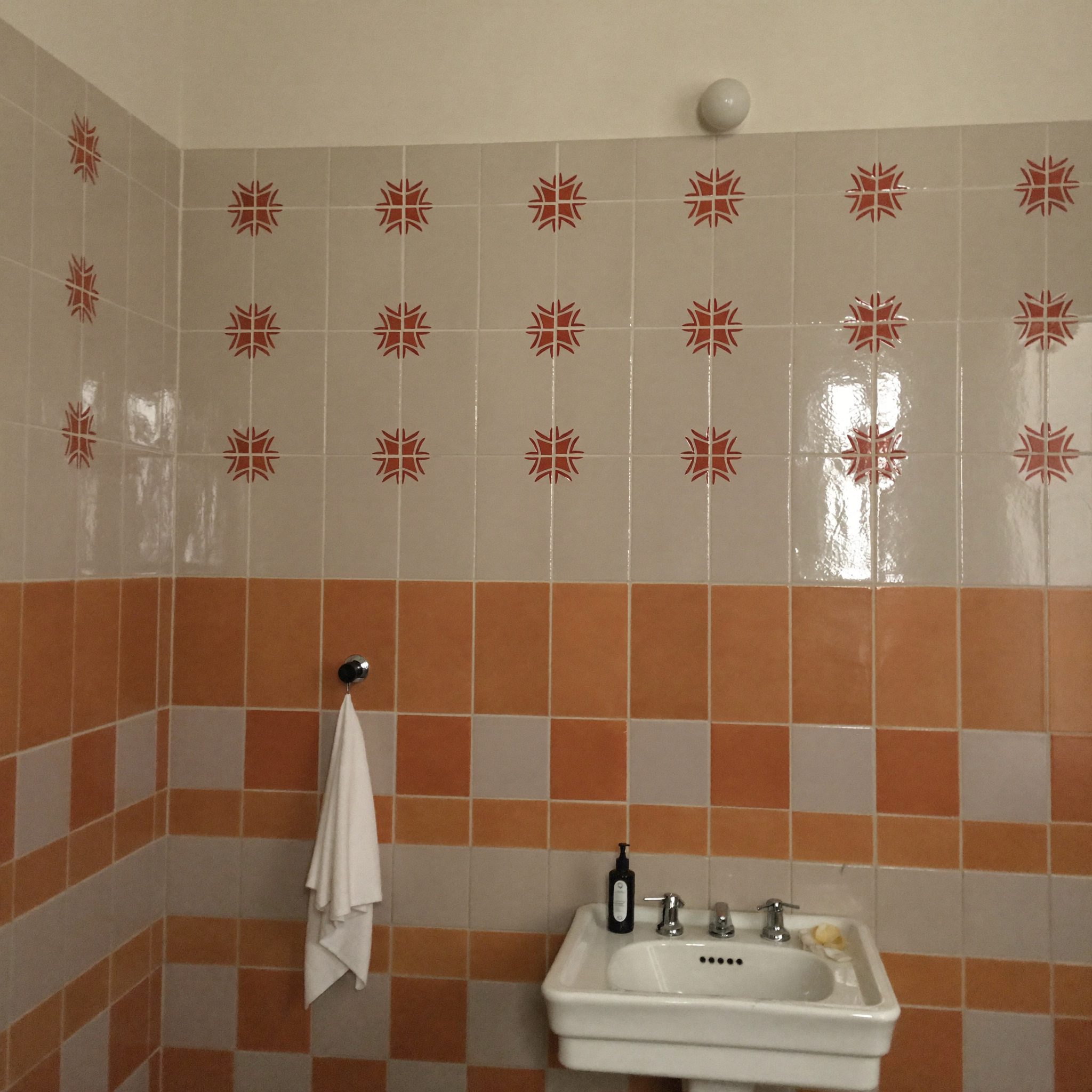 Baie placată cu faianță, proaspăt curățată